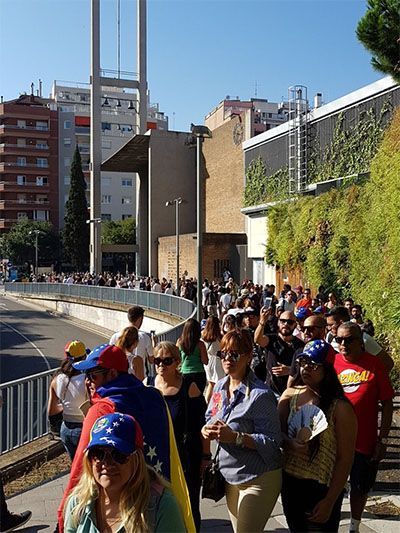16J en Barcelona - Votación en masa a pesar del saboteo de los chavistas catalanes
