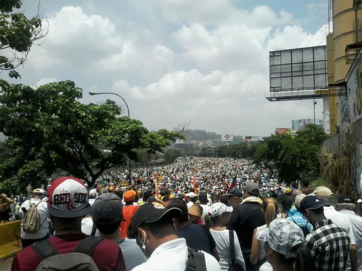 Maduro sucumbe ante la gallardía y la determinación de un pueblo