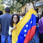 LOS VENEZOLANOS EN ESPAÑA HACEN COLA PARA VOTAR Y ELEGIR PRESIDENTE