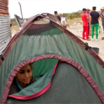 Migrantes acampando.