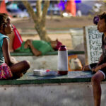 Niños vendiendo cafe y cigarrillos