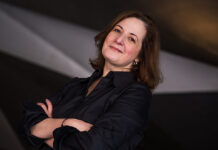 Lena Yau – Los libros de los inmigrantes se mojan en el mar Lena Yau - Los libros de los inmigrantes se mojan en el mar