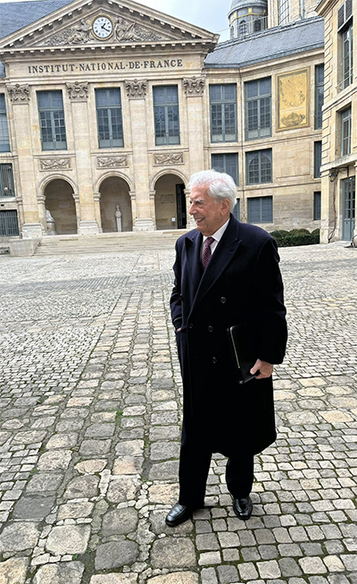 Vargas Llosa en la Academia Francesa